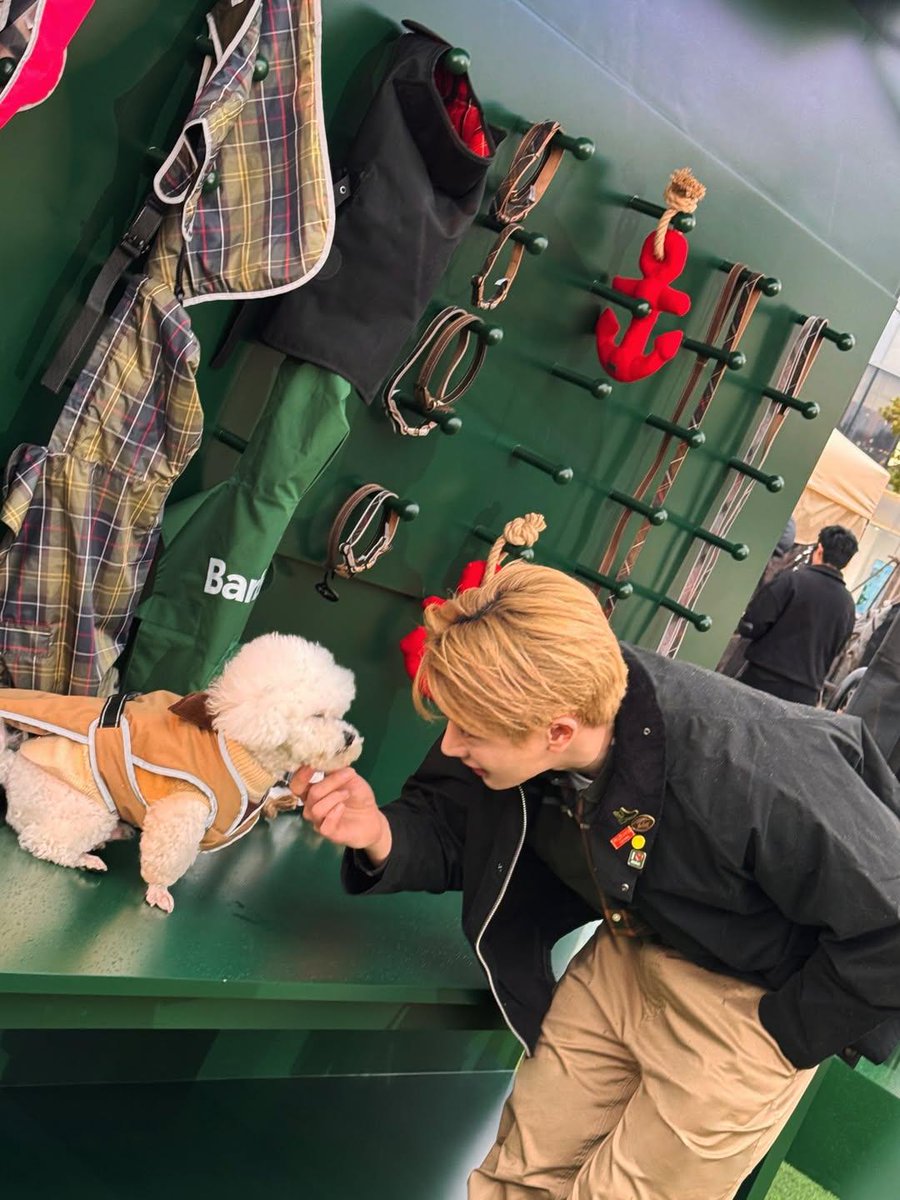 WONHO_GLOBAL's tweet photo. [INSTAGRAM+THREADS]

26.03.23

@/iwonhoyou

🐰: Today is Puppy Day
A cute puppy I met at Barbour 🐶

🔗https://t.co/Vo8rpExqeg
🔗https://t.co/Ynpq1o9ZEl

[1/2]
#WONHOxBarbour
#원호 #WONHO #ウォノ 
@official__wonho @official_WH_jp https://t.co/fUixFZhdVm