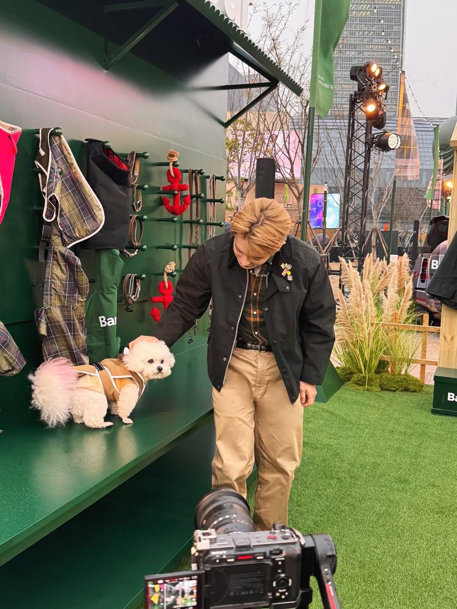 WONHO_GLOBAL's tweet photo. [INSTAGRAM+THREADS]

26.03.23

@/iwonhoyou

🐰: Today is Puppy Day
A cute puppy I met at Barbour 🐶

🔗https://t.co/Vo8rpExqeg
🔗https://t.co/Ynpq1o9ZEl

[1/2]
#WONHOxBarbour
#원호 #WONHO #ウォノ 
@official__wonho @official_WH_jp https://t.co/fUixFZhdVm