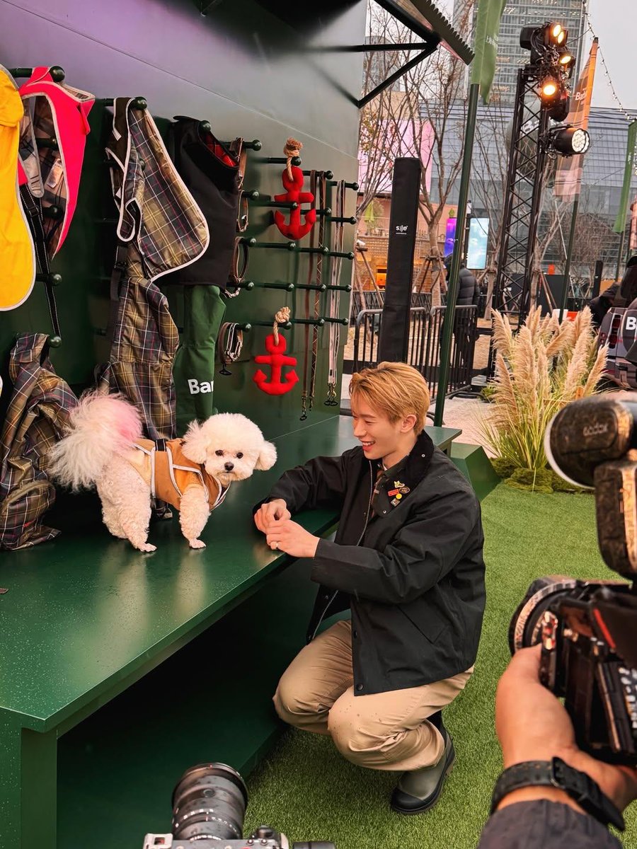 WONHO_GLOBAL's tweet photo. [INSTAGRAM+THREADS]

26.03.23

@/iwonhoyou

🐰: Today is Puppy Day
A cute puppy I met at Barbour 🐶

🔗https://t.co/Vo8rpExqeg
🔗https://t.co/Ynpq1o9ZEl

[1/2]
#WONHOxBarbour
#원호 #WONHO #ウォノ 
@official__wonho @official_WH_jp https://t.co/fUixFZhdVm