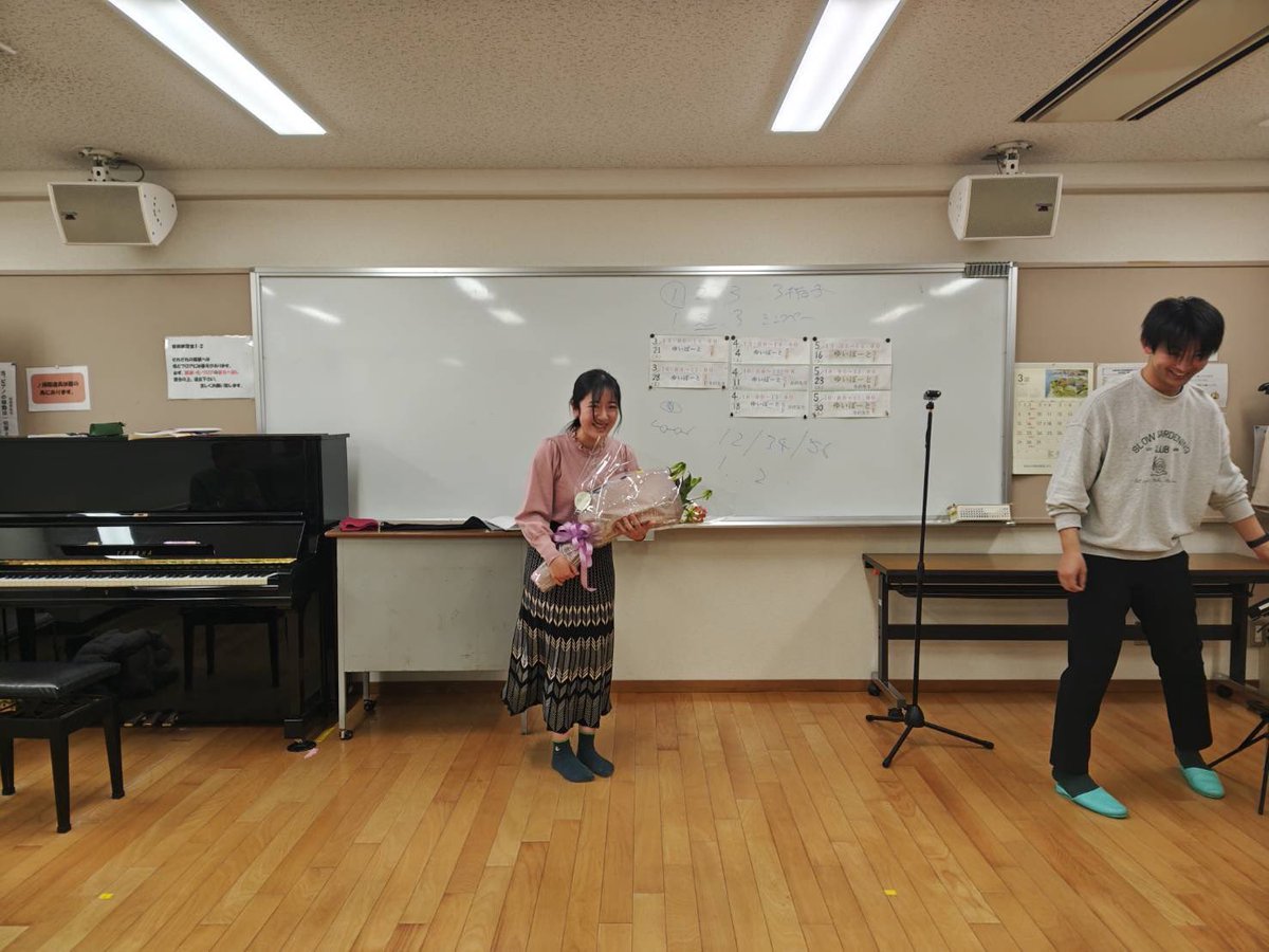 ayaka_yamao's tweet photo. 21日がレクプロ広島での最後の練習でした🥲
1年の短い期間でしたが、上田先生をはじめ、指導陣の先生方、団員の皆さんには本当にお世話になりました。
団員の皆さんの歌われる姿にいつも刺激を頂きいていました。
皆さんがこれからもお元気で、楽しく活動を続けられることを願っています✨ https://t.co/h9kGOdBVNd