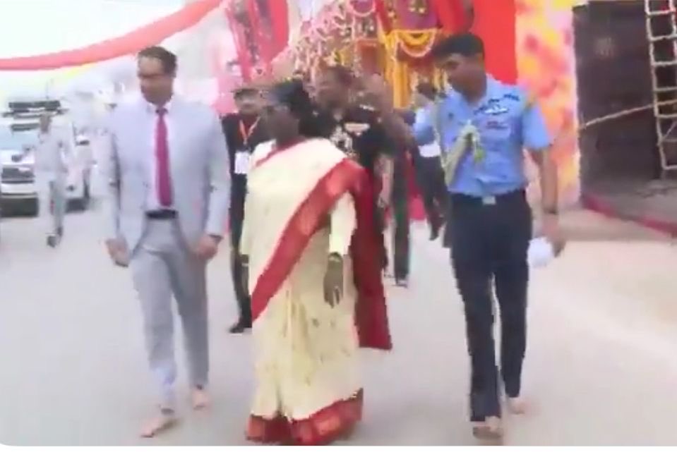 AjiHaaan's tweet photo. संभवतः द्रौपदी मुर्मू जी भारत की पहली ऐसी राष्ट्रपति हैं, जिन्होंने सात कोस की गोवर्धनजी की परिक्रमा संपन्न की 🙏🏻 https://t.co/zTUDfgOgEb