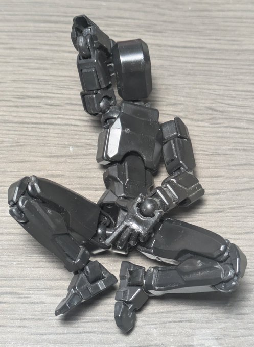 100均の戦闘デッサン人形を落書き。 こんなに様々なポーズが取れて110円だなんて良い時代ですね。