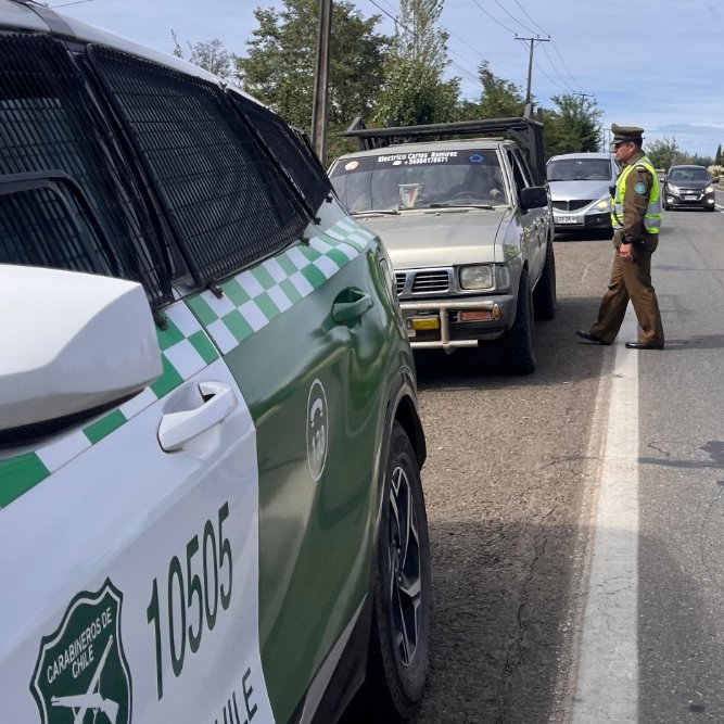 Carab_Maule's tweet photo. #PARRAL: Nuestros Carabineros de #CATILLO, durante el fin de semana efectuó fiscalizaciones de tránsito en la Ruta L-.851;controlando tanto la documentación de los móviles como la de los conductores, además de instar a la conducción segura y responsable🚨🛻👮. https://t.co/JyDOdfOtx4