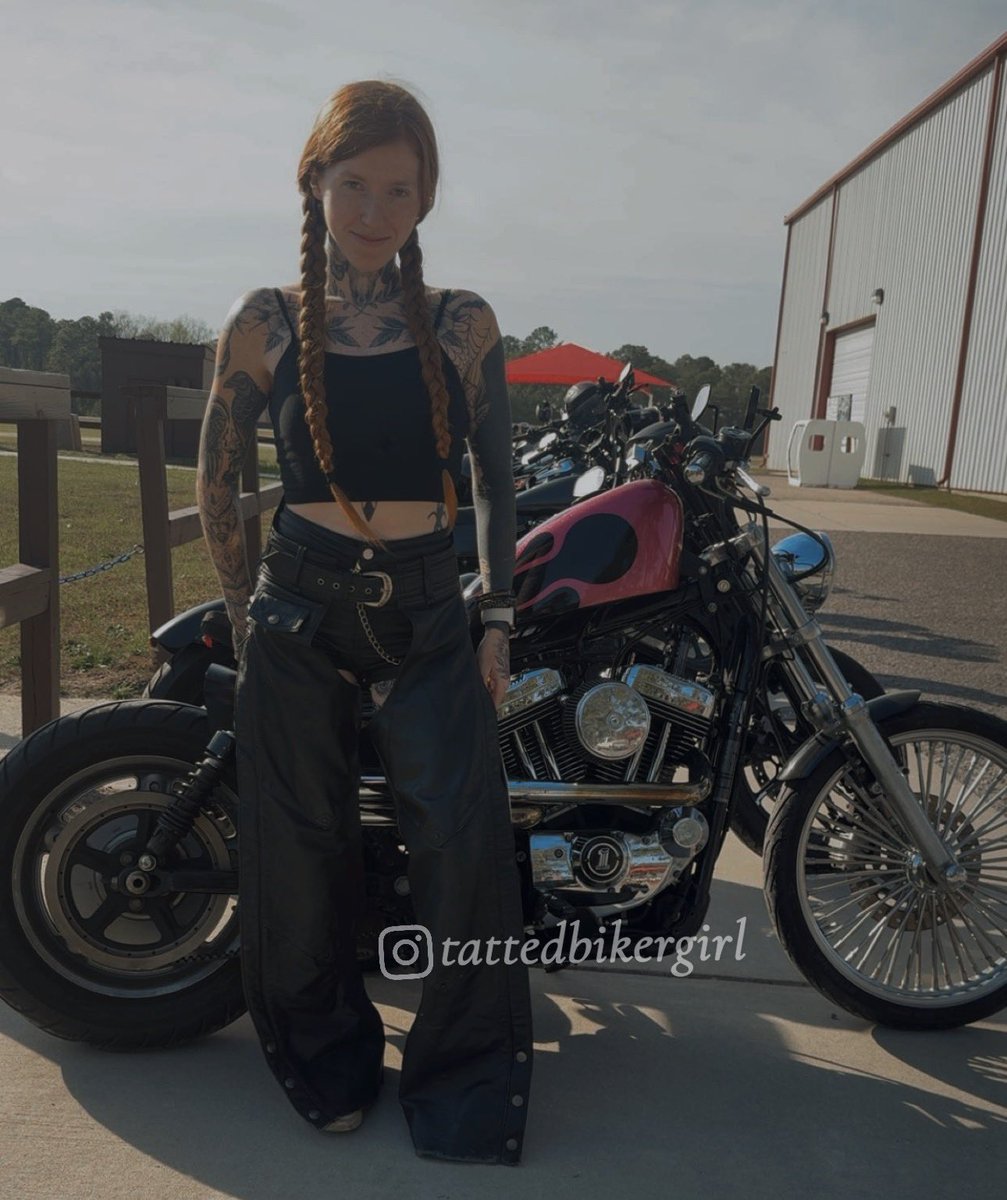 tattedbikergirl's tweet photo. rt if you’d take a ride with me🤘🏻🖤 https://t.co/VQ2jtmVfVr