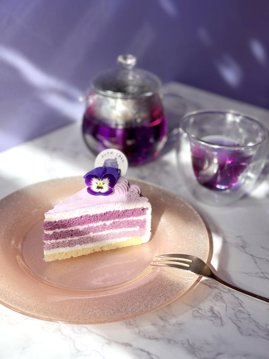 BORACAFE1's tweet photo. 💜ボラデーションケーキ 💜
⁡
3色の紫色のグラデーションスポンジケーキです🥳
⁡
スポンジとホイップのショートケーキのような味わいです✨

とっても可愛くて大人気です☺️🪻
⁡
みなさまのご来店お待ちしております✨

#メンカラ紫　#新大久保 https://t.co/5DcMMBrxjq