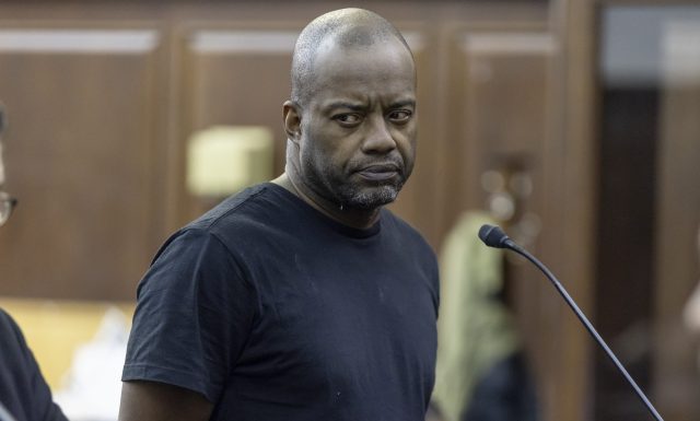 SilviusBerthold's tweet image. 🇺🇲 New York, Stato di New York👇🏾

Un terribile incidente stradale è avvenuto a #Manhattan, nel quale una persona è morta e diverse altre sono rimaste ferite.

Il cittadino statunitense #KevinCrosby [vedi foto] del #Bronx, si è accuratamente fumato della marijuana e si è