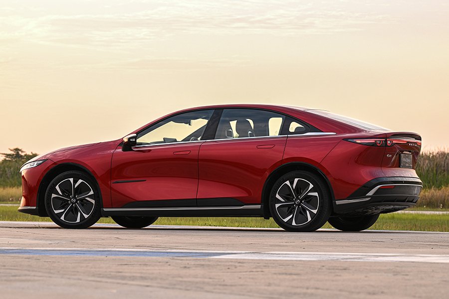 Honda เปิดราคารถไฟฟ้า e:N2 ตัวใหม่ตอนบ่าย 1.42 ล้าน

ส่วนราคา Mazda 6e เปิดมาตอนเช้าที่ 1.19 ล้าน ถูกกว่ากันเป็นแสน

ด้วยราคานี้กับหน้าตาแบบนี้ อาจจะต้องเอาใจช่วย Honda เยอะหน่อย