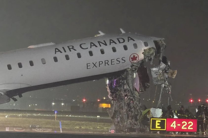 nayika_nayika's tweet image. BREAKING: Plane slams into fire truck at LaGuardia Airport (LGA), NYC   At least 2 dead, 70+ injured. Airport closed. #LaGuardia #PlaneCrash