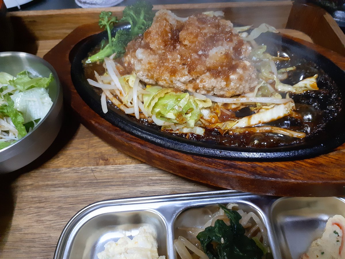 Kamitani313's tweet photo. 3/23～28の週替わりランチ(850円税）『ハンバーグ～おろしポン酢ソース～と副菜色々さ』です。#神戸市西区 #王塚台 #日替わりランチ #ハンバーグ  #副菜 #韓国料理屋 #陣　#おろしポン酢 https://t.co/IanMamuKRd