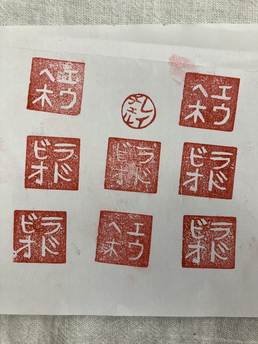 smallforest5884's tweet photo. 本日午前中は、産業振興課の方の引率でメキシコから来られたご夫婦の彫刻体験でした🇲🇽
通訳の方はシンガポールの方🇸🇬、
私が作成した銀行印を持参して大事に扱ってもらえるのは嬉しい限りです🙇‍♂️
#石のハンコ彫刻 https://t.co/7s2xtLr7AC
