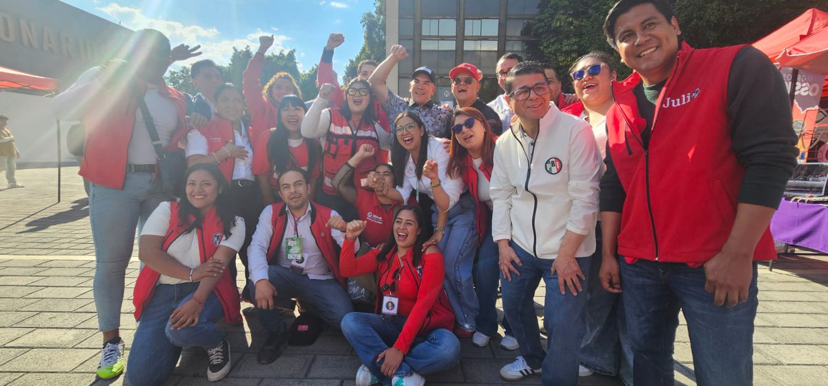 MaxtaGlez's tweet image. Gracias presidente @alitomorenoc por impulsar y apoyar el #ImpulsoUrbano talento de los jóvenes y del barrio. Tambien agradezco a la escuela #WildBarberSchool por confiar en el @PRI_Nacional @PRICDMX_  y en la @RJXMCDMX .

@CarlosGMancilla @BetanzosOficial @grispereznegron