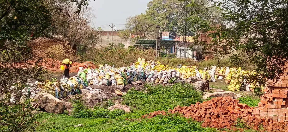 ArunKumarJMM's tweet photo. प्राथमिक विद्यालय से 50 मीटर की दूरी में कुछ लोगों द्वारा अवैध तरीके से कोयला खदान चलाया जा रहा है और प्रतिदिन 4-5 ट्रक कोयला का तस्करी किया जा रहा है जिससे सरकारी सम्पत्ति को लुट हो रही हैं। यहाँ पर कभी भी भूधसान हो सकता है यह जगह डेंजर जोन बनते जा रहा है। 2/3 @dhanbadpolice https://t.co/odMFwP3icF