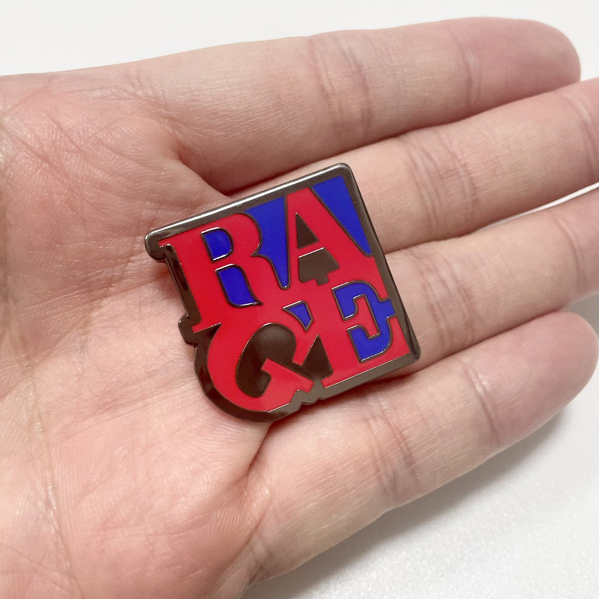 BfMerch's tweet photo. RAGE AGAINST THE MACHINE Pins入荷しました！
990yen

ロバート・インディアナの「LOVE」をオマージュした象徴的な「RAGE」ロゴのデザインです。

#rageagainstthemachine #レイジアゲインストザマシーン #ロック #ミクスチャー #アメリカン #アメカジ #アメリカン雑貨 #90s #90年代 #ピンバッジ https://t.co/XbYKSlofJF