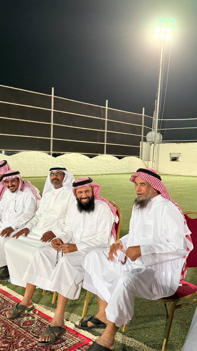 haedmastarr's tweet photo. القنفذة – مركز المظيلف

أُقيم ملتقى العيد الثامن والعشرون لفخذ آل بركات من زبيد قرماء ، و ذلك في مركز المظيلف بمحافظة القنفذة ، وسط حضور لافت من أبناء القبيلة و عدد من الوجهاء و الأعيان في أجواء مفعمة بالفرح و السرور سادتها الألفة و روح التلاحم الاجتماعي .

وقد شهد الملتقى تبادل التهاني والتبريكات بمناسبة عيد الفطر المبارك ، إلى جانب عدد من الفعاليات الاجتماعية التي عكست عمق الروابط بين أبناء المظيلف  و أكدت على أهمية هذا الملتقى في تعزيز صلة الرحم و ترسيخ قيم الترابط و التكاتف و استغلال هذه المناسبة الدينية .. كما تخلل الحفل كلمات ترحيبية عبّر فيها المنظمون عن حبهم و انتمائهم لهذا الوطن و الدعوات لولاة الأمر حفظهم الله و سعادتهم باستمرار هذا الملتقى السنوي الذي بات تقليدًا راسخًا مشيرين إلى دوره في توطيد العلاقات الاجتماعية و غرس قيم الانتماء في نفوس الأجيال الشابة و التمسك .

و يأتي تنظيم هذا الملتقى في إطار حرص أبناء آل بركات على الحفاظ على الموروث الديني و الاجتماعي و تعزيز أواصر المحبة و التواصل بما يسهم في دعم النسيج الاجتماعي في محافظة القنفذة و المراكز التابعة لها .