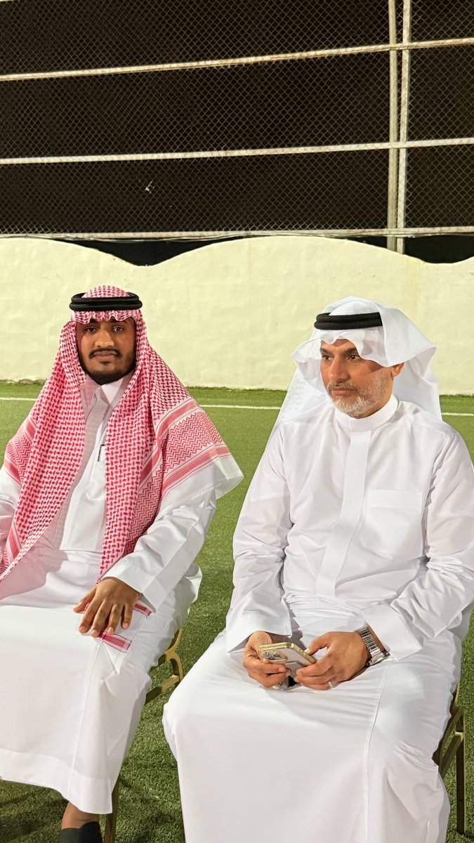 haedmastarr's tweet photo. القنفذة – مركز المظيلف

أُقيم ملتقى العيد الثامن والعشرون لفخذ آل بركات من زبيد قرماء ، و ذلك في مركز المظيلف بمحافظة القنفذة ، وسط حضور لافت من أبناء القبيلة و عدد من الوجهاء و الأعيان في أجواء مفعمة بالفرح و السرور سادتها الألفة و روح التلاحم الاجتماعي .

وقد شهد الملتقى تبادل التهاني والتبريكات بمناسبة عيد الفطر المبارك ، إلى جانب عدد من الفعاليات الاجتماعية التي عكست عمق الروابط بين أبناء المظيلف  و أكدت على أهمية هذا الملتقى في تعزيز صلة الرحم و ترسيخ قيم الترابط و التكاتف و استغلال هذه المناسبة الدينية .. كما تخلل الحفل كلمات ترحيبية عبّر فيها المنظمون عن حبهم و انتمائهم لهذا الوطن و الدعوات لولاة الأمر حفظهم الله و سعادتهم باستمرار هذا الملتقى السنوي الذي بات تقليدًا راسخًا مشيرين إلى دوره في توطيد العلاقات الاجتماعية و غرس قيم الانتماء في نفوس الأجيال الشابة و التمسك .

و يأتي تنظيم هذا الملتقى في إطار حرص أبناء آل بركات على الحفاظ على الموروث الديني و الاجتماعي و تعزيز أواصر المحبة و التواصل بما يسهم في دعم النسيج الاجتماعي في محافظة القنفذة و المراكز التابعة لها .