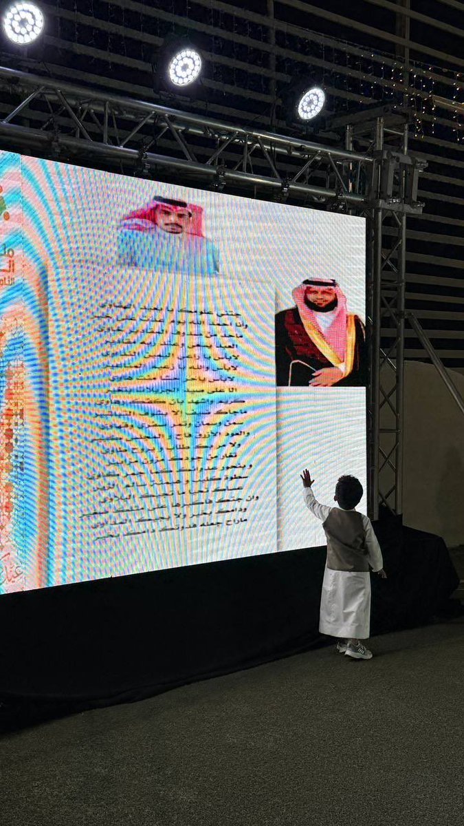 haedmastarr's tweet photo. القنفذة – مركز المظيلف

أُقيم ملتقى العيد الثامن والعشرون لفخذ آل بركات من زبيد قرماء ، و ذلك في مركز المظيلف بمحافظة القنفذة ، وسط حضور لافت من أبناء القبيلة و عدد من الوجهاء و الأعيان في أجواء مفعمة بالفرح و السرور سادتها الألفة و روح التلاحم الاجتماعي .

وقد شهد الملتقى تبادل التهاني والتبريكات بمناسبة عيد الفطر المبارك ، إلى جانب عدد من الفعاليات الاجتماعية التي عكست عمق الروابط بين أبناء المظيلف  و أكدت على أهمية هذا الملتقى في تعزيز صلة الرحم و ترسيخ قيم الترابط و التكاتف و استغلال هذه المناسبة الدينية .. كما تخلل الحفل كلمات ترحيبية عبّر فيها المنظمون عن حبهم و انتمائهم لهذا الوطن و الدعوات لولاة الأمر حفظهم الله و سعادتهم باستمرار هذا الملتقى السنوي الذي بات تقليدًا راسخًا مشيرين إلى دوره في توطيد العلاقات الاجتماعية و غرس قيم الانتماء في نفوس الأجيال الشابة و التمسك .

و يأتي تنظيم هذا الملتقى في إطار حرص أبناء آل بركات على الحفاظ على الموروث الديني و الاجتماعي و تعزيز أواصر المحبة و التواصل بما يسهم في دعم النسيج الاجتماعي في محافظة القنفذة و المراكز التابعة لها .