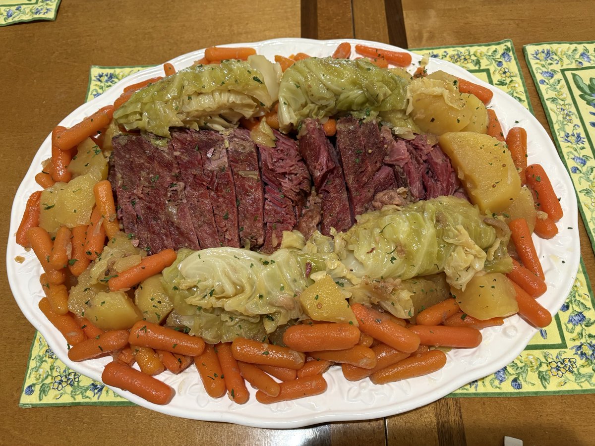 TherealMrsDarcy's tweet image. Late #StPatricksDay
#dinner
#CornedBeefAndCabbage