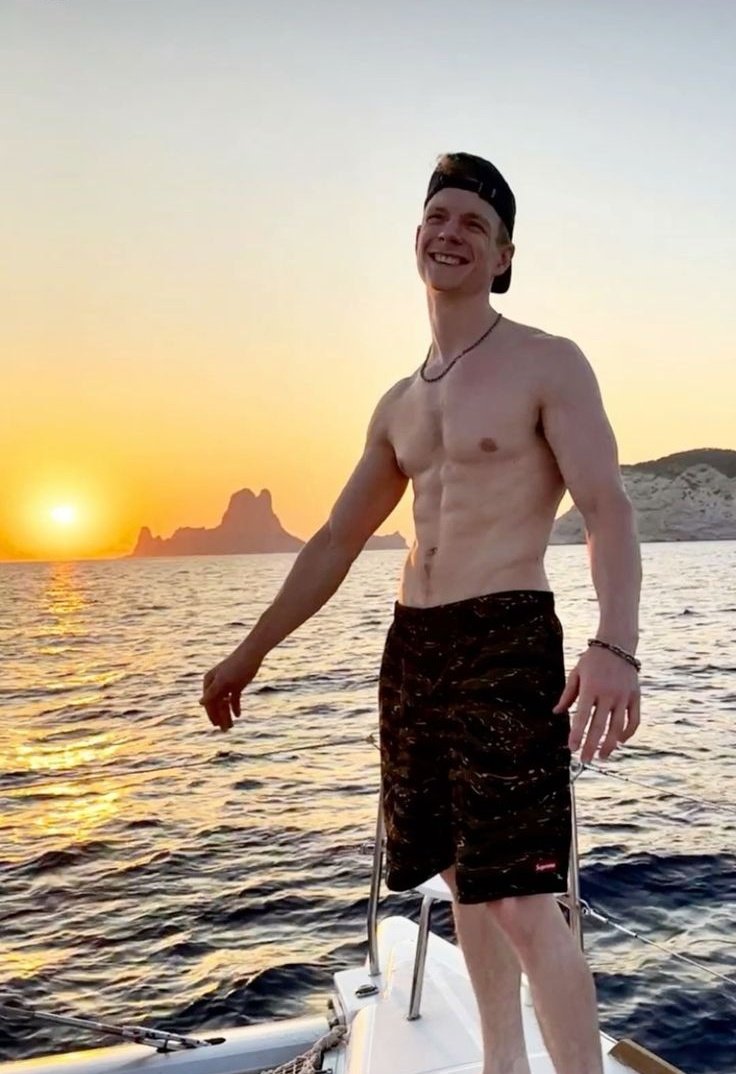 ⠀ ⠀

               Seductive sunday.

 ⠀ ⠀ ⠀⠀       #FreeRol