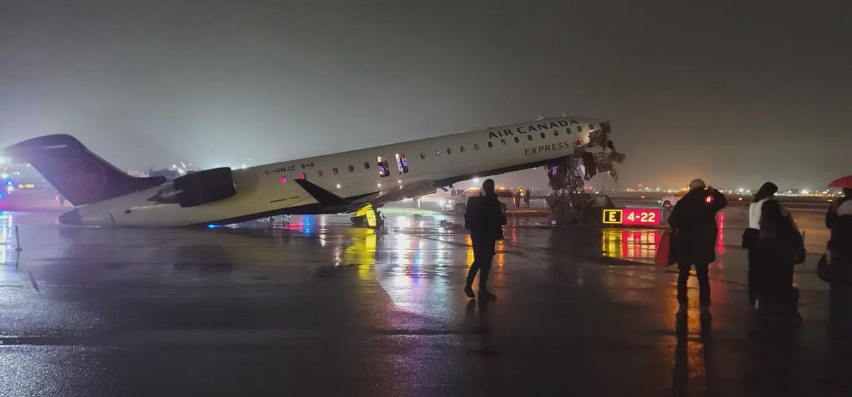 SLCScanner's tweet image. Heavy Damage on the #CRJ900 that collided with a fire truck at #LaGuardiaAirport while landing.