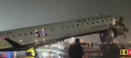 SLCScanner's tweet image. Heavy Damage on the #CRJ900 that collided with a fire truck at #LaGuardiaAirport while landing.
