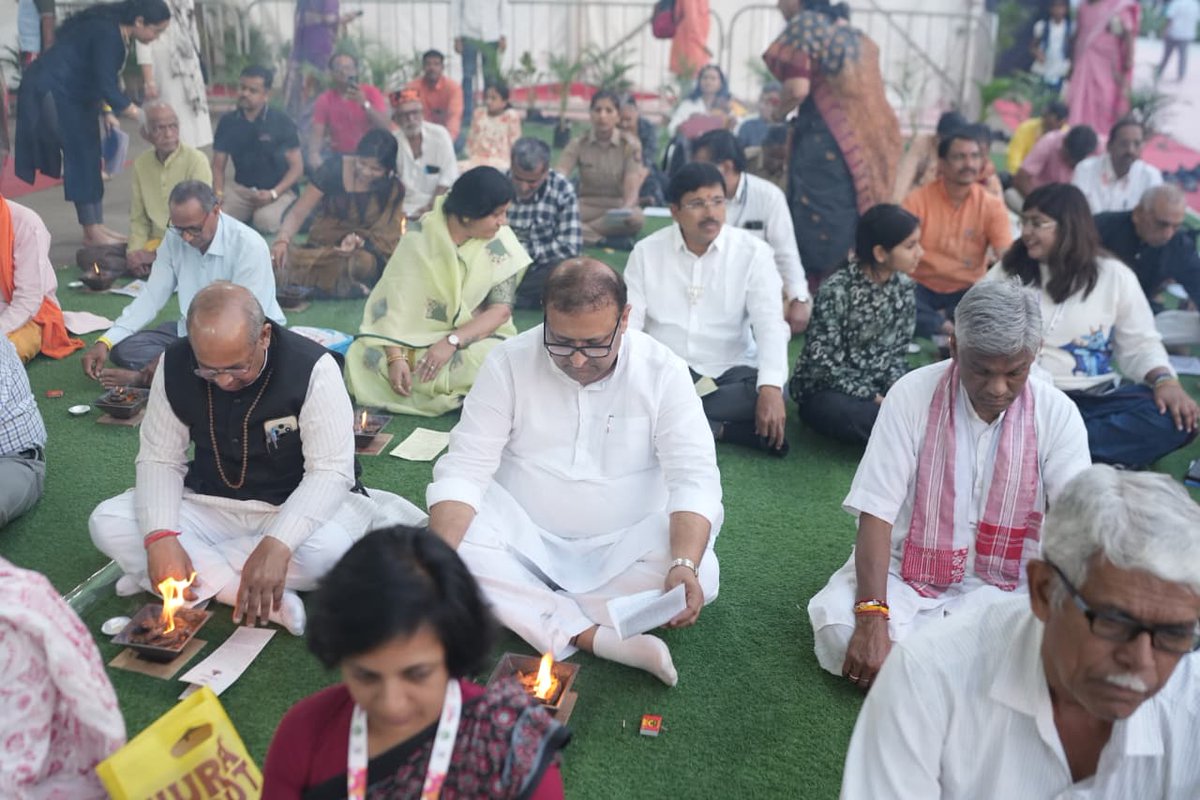 Gautechexpo's tweet photo. अग्निहोत्र....
गौटेक एक्स्पो मधील सकाळ मंगलमय वातावरणाने सुरुवात...
#gautech2026 

@AashwiniPaatil @Amitabh_B110 @shekhar_mundada @DrKathiria @OfficialGCCI https://t.co/yizywHzvWC