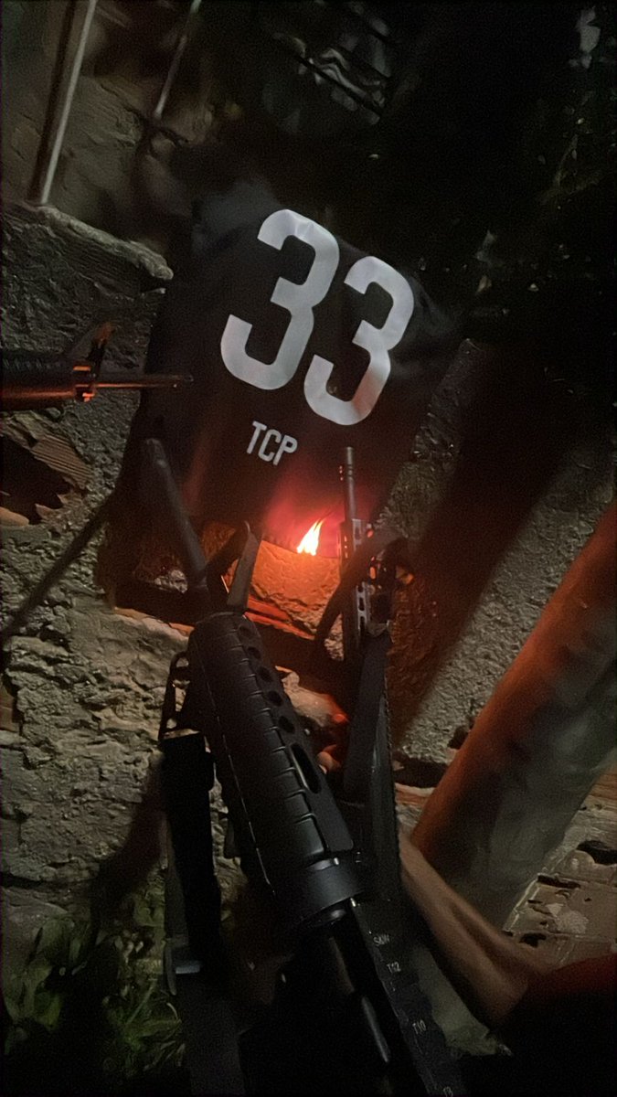 pracanaoveioo's tweet photo. ⚠️Complexo do Fonseca, Niterói.

Nessa madrugada de (23) de março de 2026, a Tropa do Drill (TCP) deu um baque mal-sucedido e perdeu um soldado. Também perderam um fuzil; o mesmo teria sido encurralado e, depois, queimado por traficantes ligados à Tropa do Fluminense (CV). https://t.co/hj2kbXXhTe