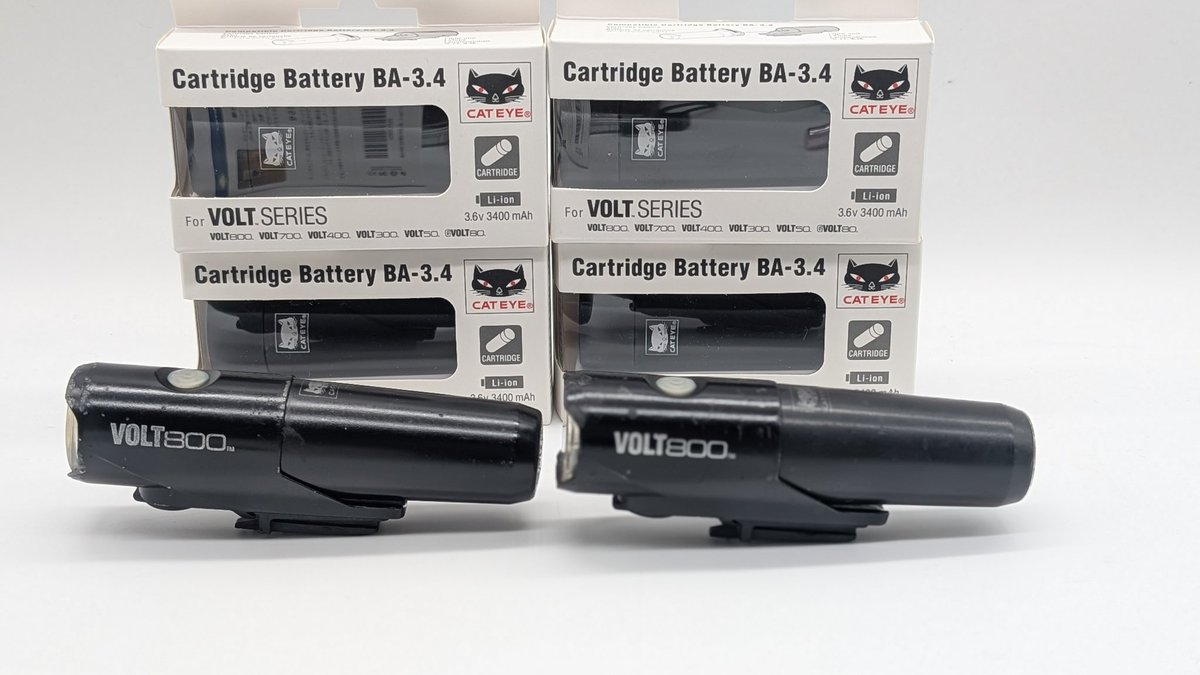 kazu2016_3's tweet photo. 今回7年ぶりに新調したVOLT800　のBA-3.4バッテリーはナイトブルベの序盤淀川CRの1時間半は400lmで走り、久御山から200lmに落として夜明けまで8時間1セットで持った！新品は明るいし、めっちゃ持ちますね！買い替えて本当に良かった👍
#VOLT800
#CATEYE https://t.co/t4UsDluISJ