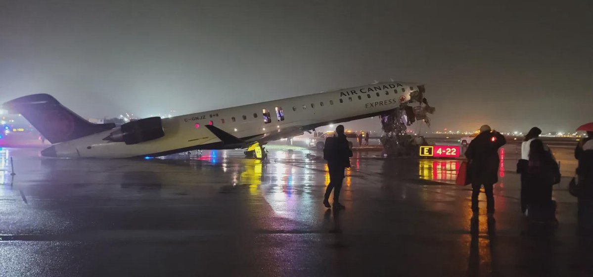 SLCScanner's tweet image. #BREAKING A Mitsubishi CRJ-900LR (C-GNJZ / CRJ9) collided with Fire Truck #1 on/near Runway 4 at LaGuardia (LGA), Queens NY while it was landing. 

Fatalities are being reported.The airport is #Closed. Listening to #ATC it sounded like the Tower gave permission for Truck 1 and
