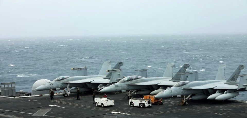 🚨¡EL MATÓN IMPERIAL SE AHOGA EN SU PROPIA BASURA!
TRUMP HUMILLADO, IRÁN ERGUIDO COMO UN FARO EN LA TORMENTA.
El bravucón de cantina que se atrevió a escupir al primer ministro británico con aquel insulto de borracho: “ahora que hemos ganado la guerra, te ayudo”, yace hoy