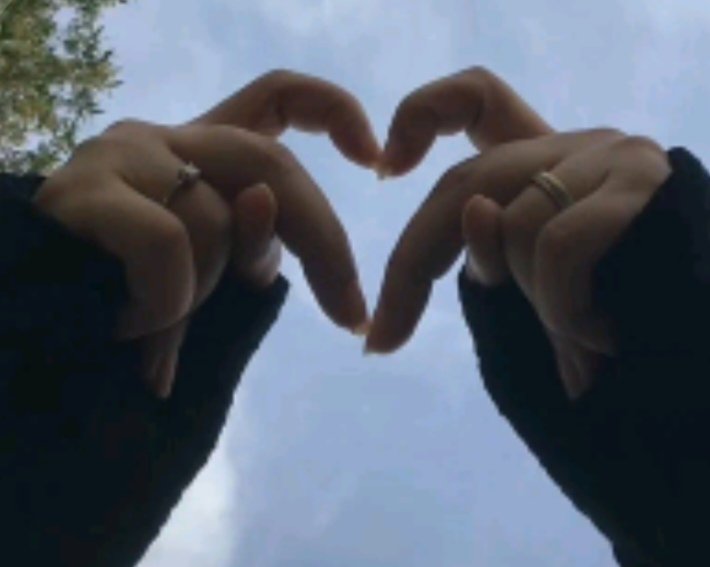 ْْ ع ـذبـه آلمِـع ـآني ،، tweet media