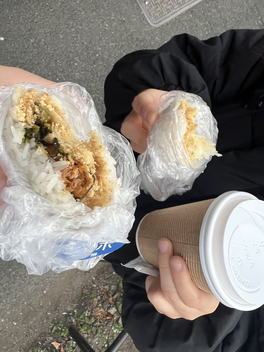 hima_WhiteLilly's tweet photo. 撮影会終わって、さきちゃんと台湾おにぎり屋さんに寄りました

( Ꙭ)っ🍙

まーーーじでおいしい、中の具はなんかサクサクのもの入って、お米はもちもち https://t.co/zoV36y8TBM