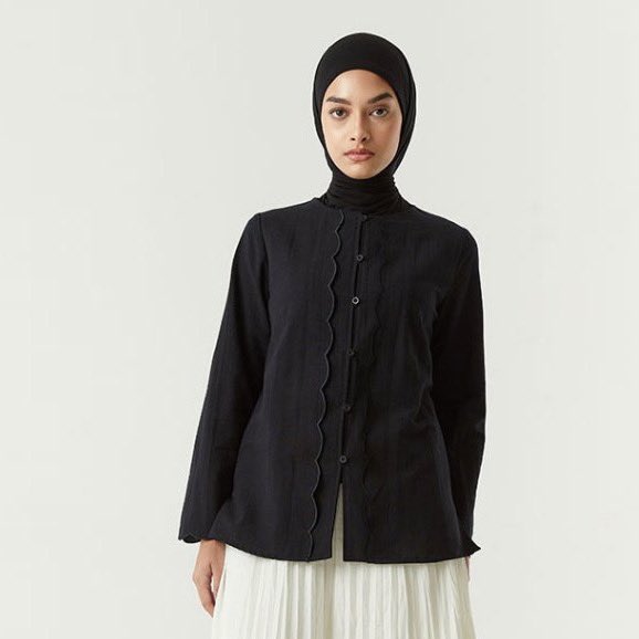 rizrizkyamalia's tweet photo. Atasan linen punya aska yang ini udah restock ivory, tapi jadi galau mau yg mana solnya grey juga lucu 😭☝🏼 https://t.co/KKgpozVVvW