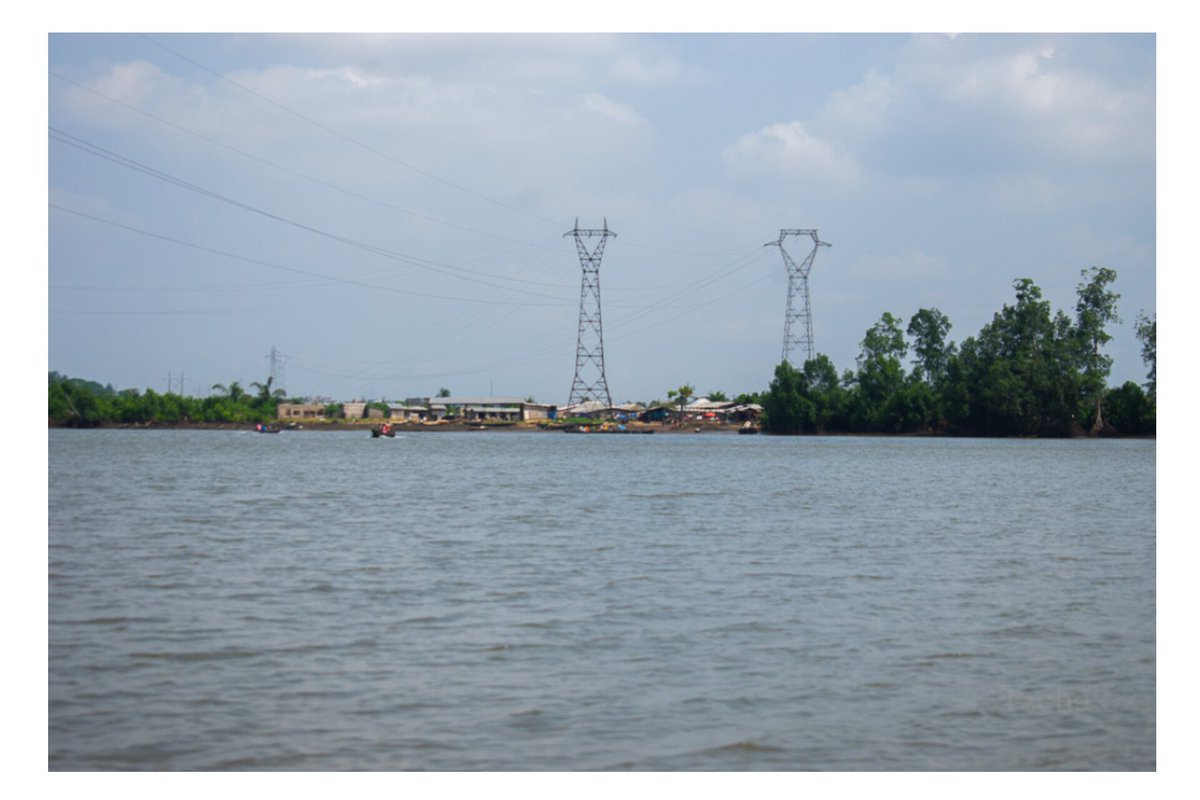 carine_oum's tweet image. De l'autre côté de la rive...Une réalité tout autre alors que c'est toujours  Douala🤦‍♀️
Pas d'électricité  depuis plus de 10 ans et les enfants traversent en pirogue pour aller à l'école chaque matin...
Pitti Dibamba [ ma nouvelle découverte]
#Tourisme
#Le237selonmesyeux
#Cameroun