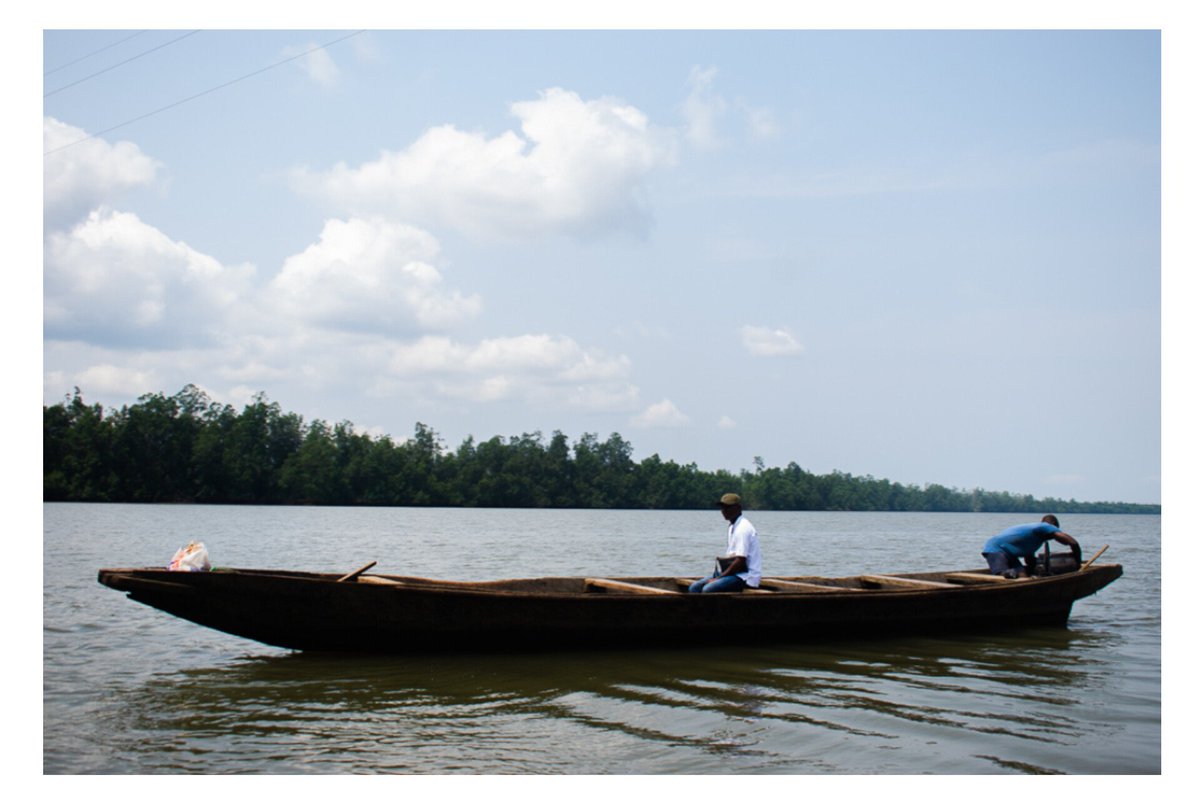 carine_oum's tweet image. De l'autre côté de la rive...Une réalité tout autre alors que c'est toujours  Douala🤦‍♀️
Pas d'électricité  depuis plus de 10 ans et les enfants traversent en pirogue pour aller à l'école chaque matin...
Pitti Dibamba [ ma nouvelle découverte]
#Tourisme
#Le237selonmesyeux
#Cameroun