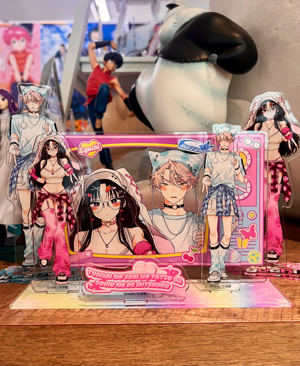 こちらのアクスタが買えるのは
【今日まで】です‼️

『となりの席のヤツがそういう目で見てくる』ポップアップストア限定のグッズ販売が、
なんと本日で終了してしまいます😭⚠️

この機を逃すと２度と手に入らないかもです、良ければぜひ👇