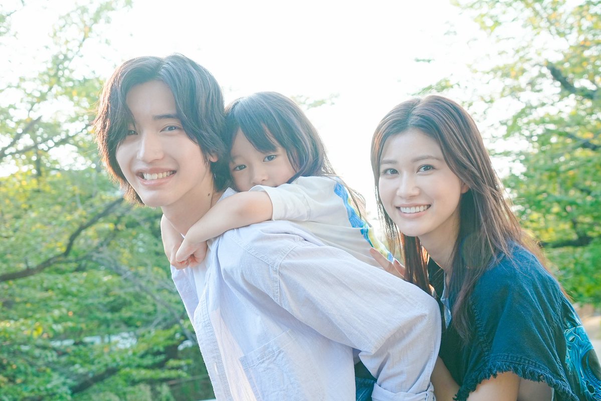 ✩˖°映画『#君が最後に遺した歌』公開！
「“最後に遺した歌”で涙腺崩壊」など
各レビューサイトでも絶賛の嵐―

本当にたくさんの方のご鑑賞、
感想の投稿をありがとうございます✎

♬⋆大ヒットスタートを記念して解禁
春人と綾音の子ども、"春歌"
家族写真も公開✮✮✮

#映画君歌 大ヒット上映中🎬