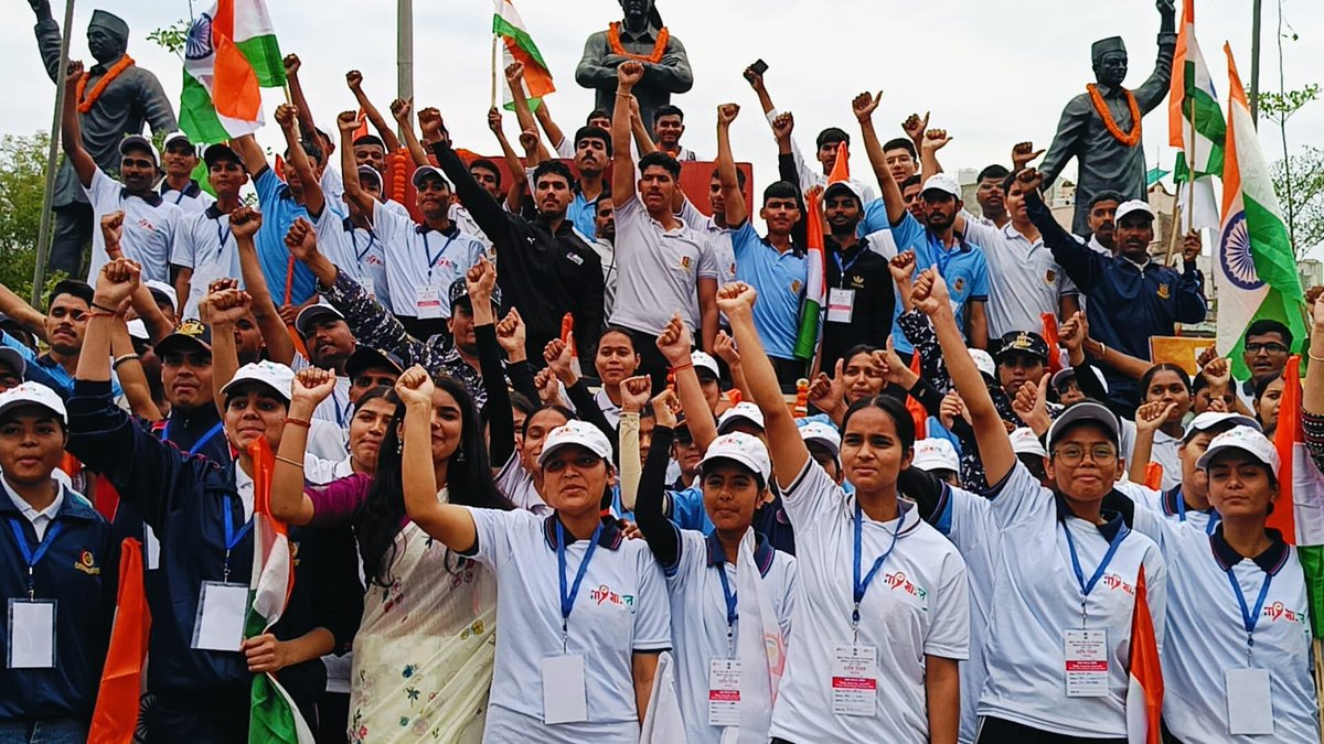 Feet on the ground, hearts full of purpose. This is what Yuva Josh looks like. 🇮🇳🔥

Highlights from the Shaheed Diwas Padyatra, showcasing a generation moving forward with passion, pride, and the true essence of #MYBharatMYResponsibility

#MYBharat
#MeraBharatMeriZimmedaris
