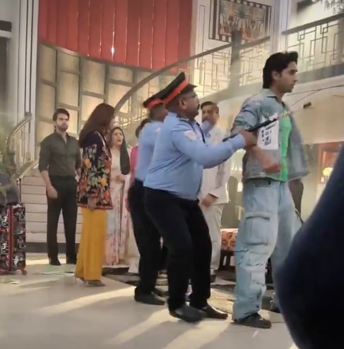 This show should be renamed: “How to swap personalities in 2 episodes” 💀
At this point I don’t know who is Heer and who is Nawab anymore 😭
Heer become old bully nawab 
Nawab become old heer 😂

#tujulietjattdi