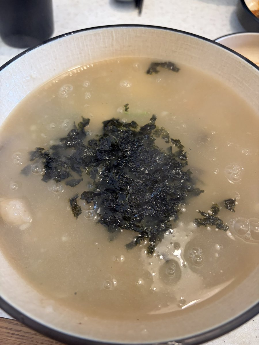 7dream_j's tweet photo. 📍홍대 - 옹시미

점심 먹으러 들어왔다가 너무 맛있어서 꼭 추천하고 싶었어요🥹

옹심이가 너무 쫀득하니 맛있고 칼국수 면도 메밀���이라 굿굿👍

먹자마자 지성이 생각남..
최애한테 감자많이먹어라 하면서 추천하고 싶은 밥집•_< https://t.co/yFoo2pGtxY