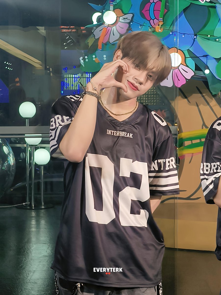 EveryTerk's tweet photo. เติมเติร์กแล้ว @terk_ntw ข้าวเที่ยงก็ไม่จำเป็นอีกต่อไป~ 🥰🤭
#TerkNTW #HOWLS_TH #MC999 https://t.co/4ac3aUfBhJ