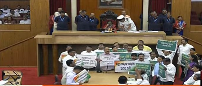 otvkhabar's tweet photo. #ଗୃହରେ_ବିରୋଧୀଙ୍କ_ହଟ୍ଟଗୋଳ
-ବିଧାନସଭାରେ ପ୍ରଶ୍ନୋତ୍ତର ଆରମ୍ଭରୁ ବିରୋଧୀଙ୍କ ହଟ୍ଟଗୋଳ
-ଗୃହର ମଧ୍ୟ ଭାଗକୁ ଆସି କଂଗ୍ରେସ-ବିଜେଡି ବିଧାୟକଙ୍କ ନାରାବାଜି
-ଏସ୍‌ସିବି ଅଗ୍ନିକାଣ୍ଡକୁ ନେଇ ସ୍ୱାସ୍ଥ୍ୟମନ୍ତ୍ରୀଙ୍କ ଇସ୍ତଫା ଦାବି କଲେ ବିରୋଧୀ
#OdishaAssembly #SCBFire #SCBTragedy #OdishaNews #HealthMinisterResign #OTV https://t.co/9Zj9Iw2stg