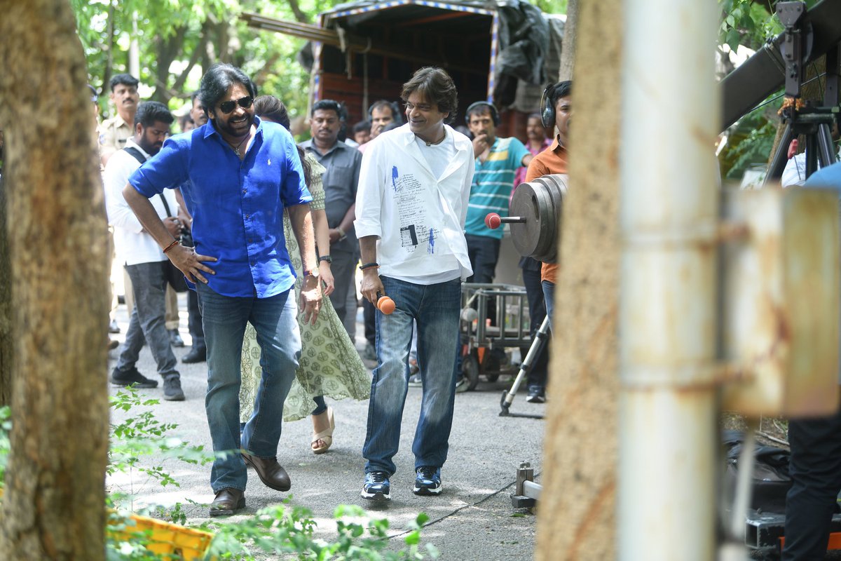 BigtvCinema's tweet photo. Behind the scenes with Power Star #PawanKalyan & Director #HarishShankar drops these exciting BTS stills from #UstaadBhagatSingh 🔥🔥🔥
#BlockbusterUstaad #BlockbusterUBS #UBSOnMarch19th #UstaadBhagatSingh #AuraofUstaad #UBSTrailer #PawanKalyan #HarishShankar #Sreeleela #RaashiiKhanna #MythriMovieMakers #USB #Tollywood #entertainment #Bigtv #Bigtvcinema