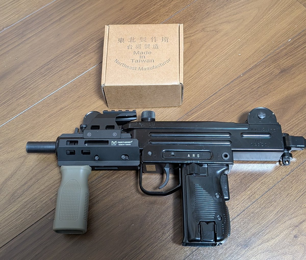 Ickx_t's tweet photo. NorthEast純正
MiniUZI専用M-LOKハンドーガード装着
これでグリップとサイトの選択肢が出てきたぞ
#NorthEast #miniUZI #GBB #ガスブロ #サバゲー https://t.co/W7gc57YUs1