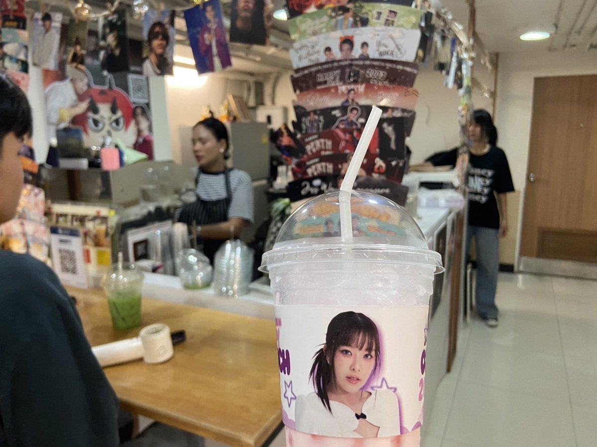 MewnichPHFC's tweet photo. 💜🥤 Mewnich’s Cup Sleeve is now available!

Our cupsleeves for Mewnich have officially been placed! Go grab your drinks and get yours now ✨ Don’t forget to take photos and tag Mewnich and us!

🗓️ March 23, 2026 onwards (until supplies last)
📍 Jaja Smoothie Bar, GMM Grammy

CELEBRATING MEWNICH 24 

#Mewnich24thBirthday
#mewnich
#mew_mn #MewnichNannaphas
#MuveMuve #มู๊ปมู๊ป 

special thanks also for @junewi_official for placing it for us 🩷👩‍❤️‍💋‍👩