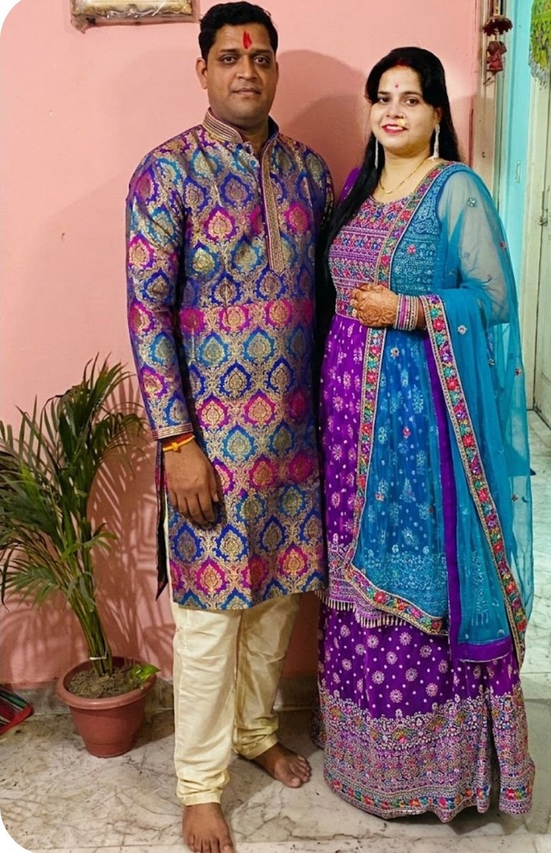 lovy_1974's tweet photo. स्त्रियाँ, कुछ भी बेकार नहीं जाने देतीं।
वो सहेजती हैं।
संभालती हैं।
ढकती हैं।
बाँधती हैं।
उम्मीद के आख़िरी छोर तक।
कभी तुरपाई कर के।
कभी टाँका लगा के।
कभी धूप दिखा के।
कभी ���वा झला के।
कभी छाँटकर।
कभी बीनकर।
कभी तोड़कर।
कभी जोड़कर।
देखा होगा ना ?
@thread https://t.co/04QeS402qM