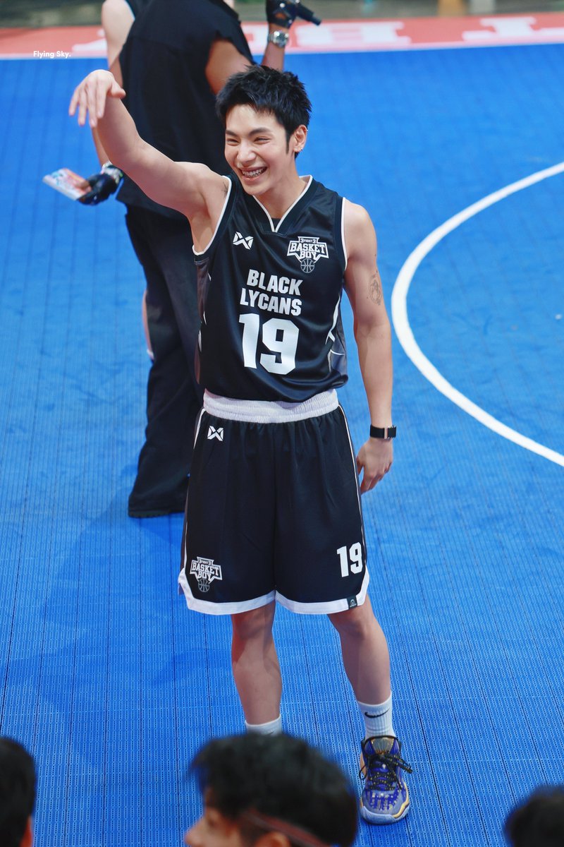 Flying sky tweet media