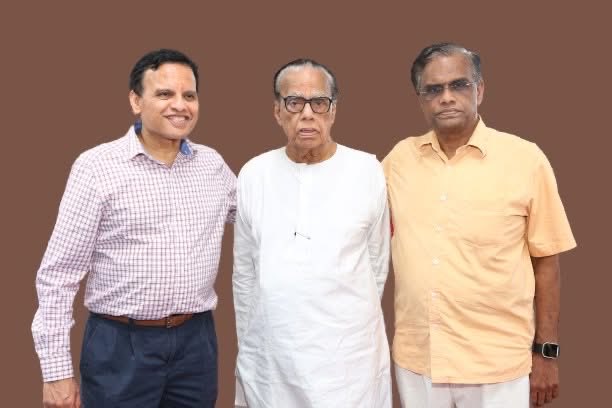 krishna_hande's tweet image. A beautiful legacy in one frame ❤️
A father’s strength, a lifetime of values… carried forward by his sons.
One bond — built on love, respect, and pride. 
@DrHVHande1 
 #FathersLegacy #ProudMoments #TogetherForever #Gratitude #HandeHospital #chennai