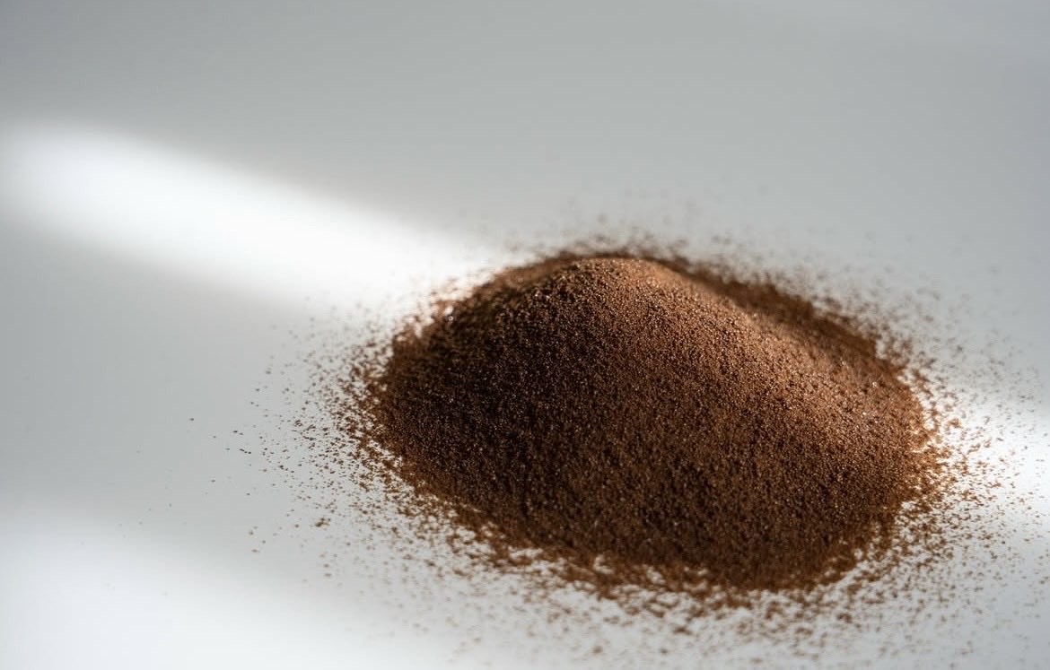 ⁡さらさらと溶ける、超微粉末パウダー☕️
⁡
お湯はもちろん、冷たいお水にもさっと溶けるから、アイスでもホットでも気軽に楽しめます🌿
⁡
焙煎前の生豆を使ったグリーンコーヒーは、カフェインは通常の1/4。
⁡
栄養そのままに、毎日おいしく続けられる一杯です。