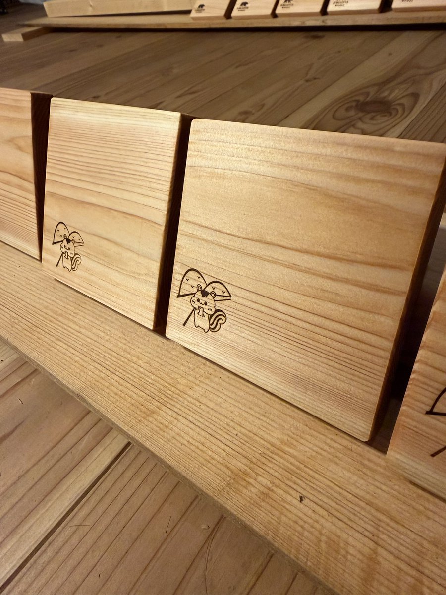 Dacchi_01's tweet photo. 【山奥生活DAY-235】

天竜の杉やヒノキを使ってコースター、本のしおりを作ってみました。
TikTok SHOPに置いてみたところ...

う、売れた...

物を作って値段をつけるという初体験。

ありがとうございます！

TikTokでイオマンテ・ワークスのショップをチェック！ https://t.co/PbOYIMO5Dy https://t.co/bRDljaxTQF