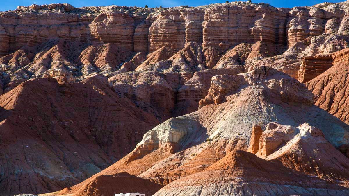 Potyo Rafael Rocks 🟥 ⛏️ The San Rafael Swell exposes colorful layered rocks in a dramatic ...